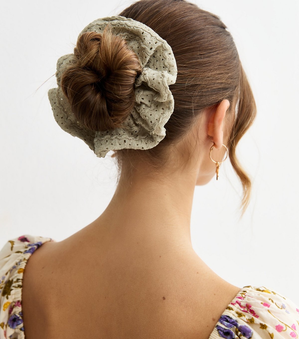 New Look Pack of 2 Green and White Crochet Scrunchies New Look - 2