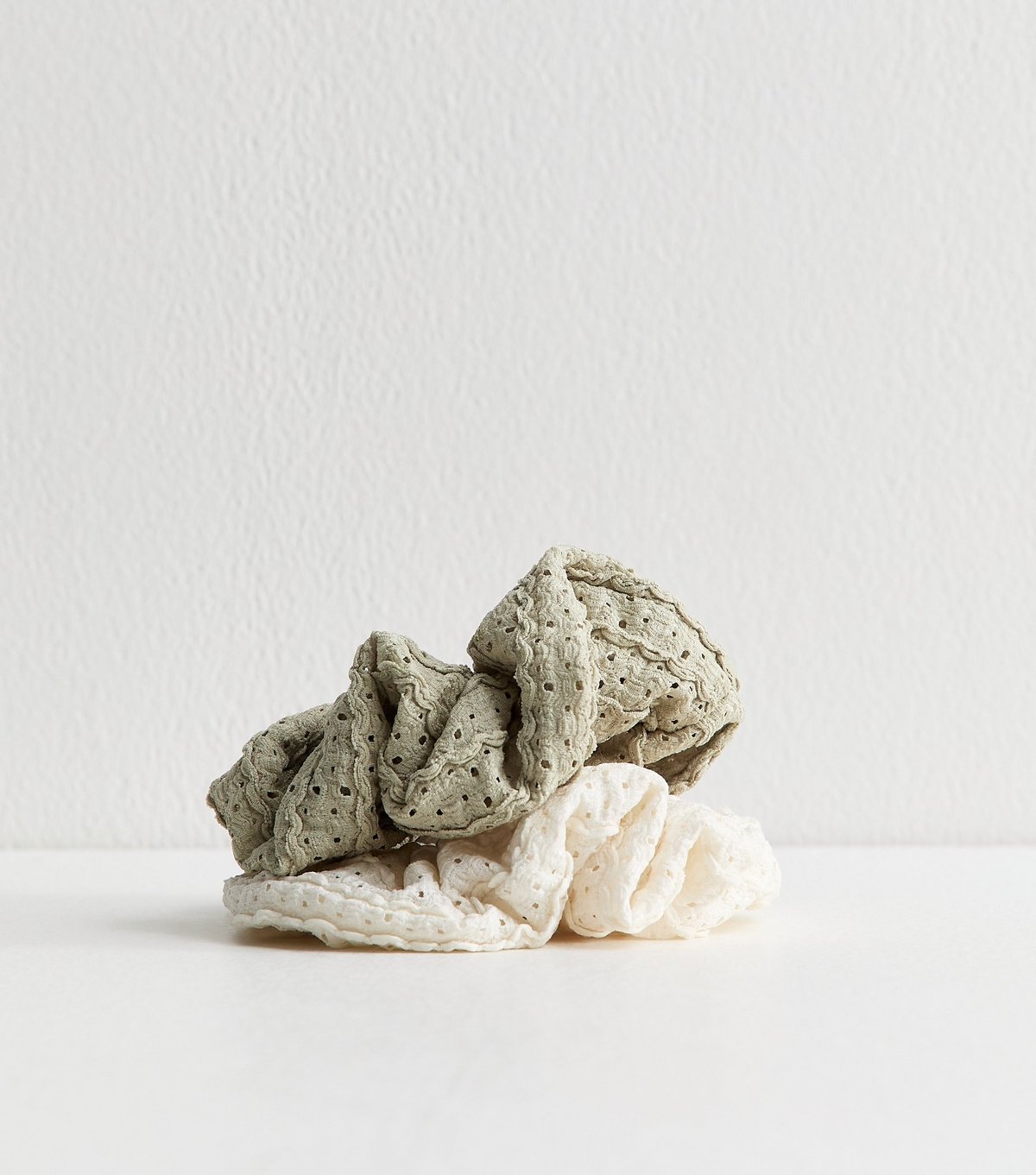 New Look Pack of 2 Green and White Crochet Scrunchies New Look - 3