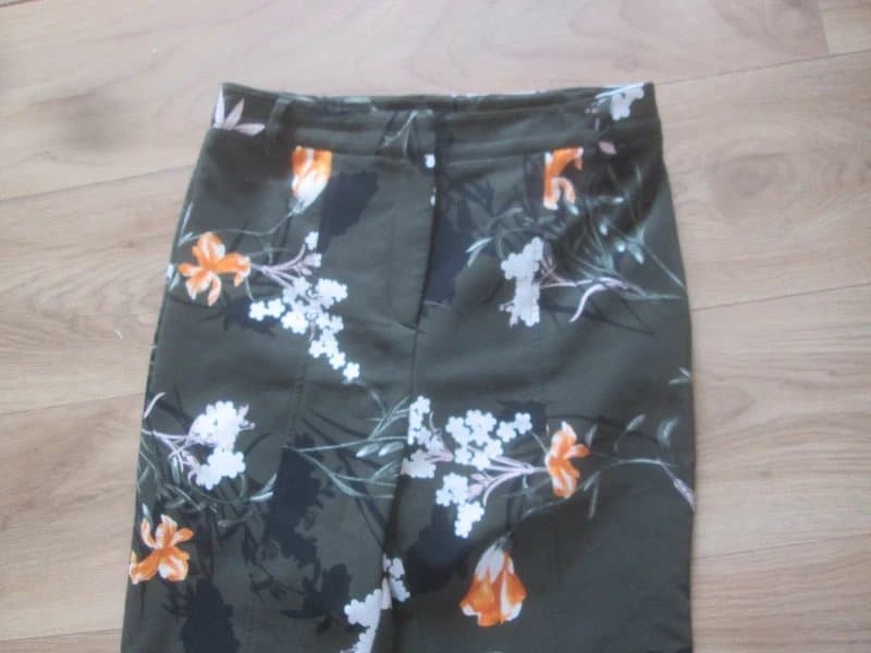 River Island River Island size 12 10 ? dark green floral slim leg Trousers great condition