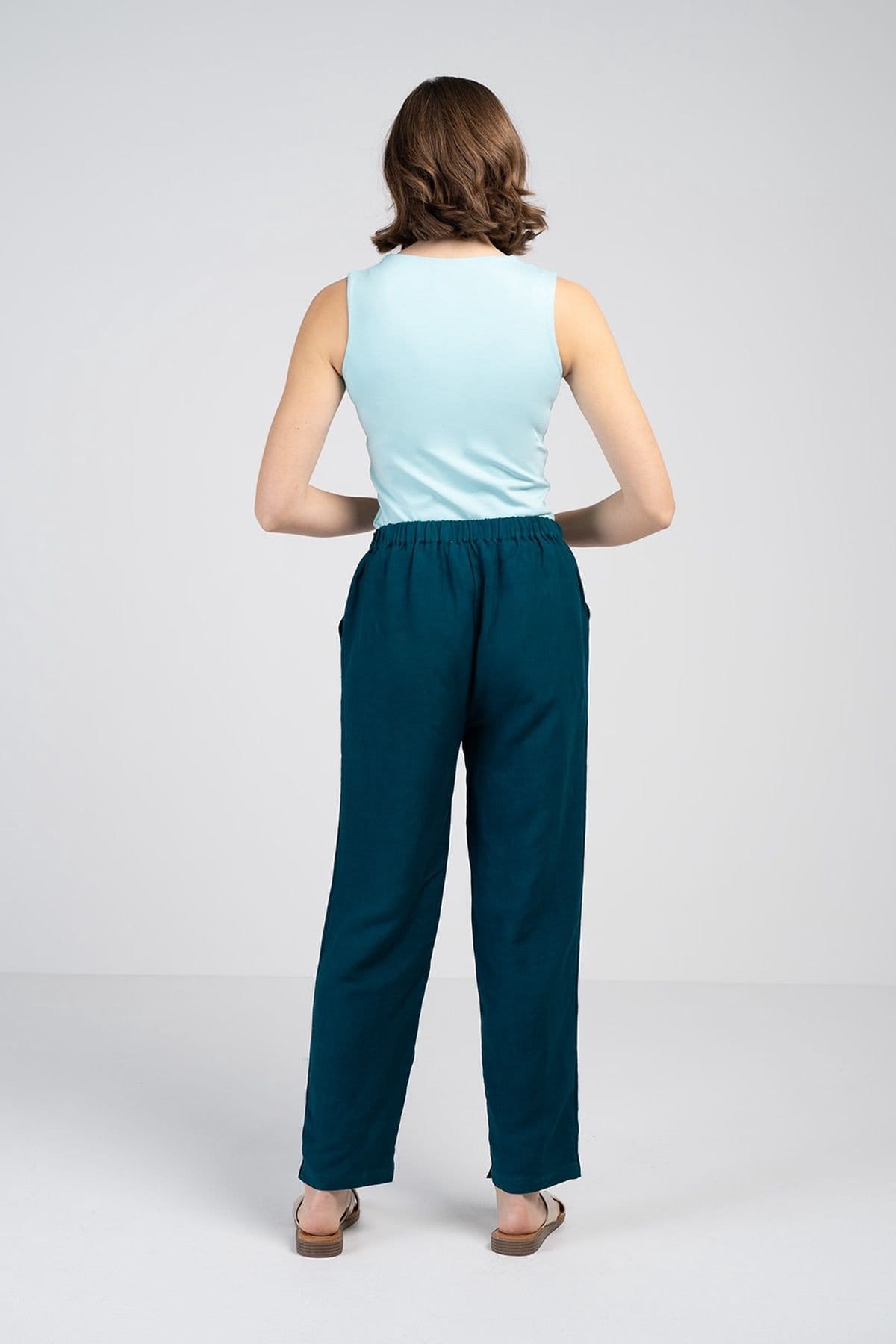Kettlewell Kettlewell Women's Tapered Linen Blend Trousers in Mid Navy - 4