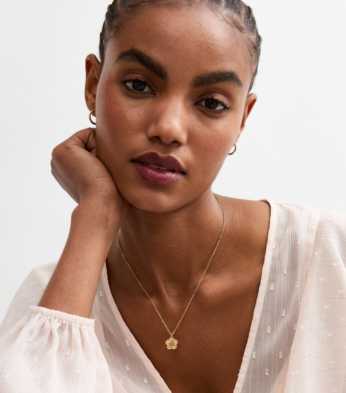 New Look 18ct Gold Plated Textured Flower Necklace New Look - 2