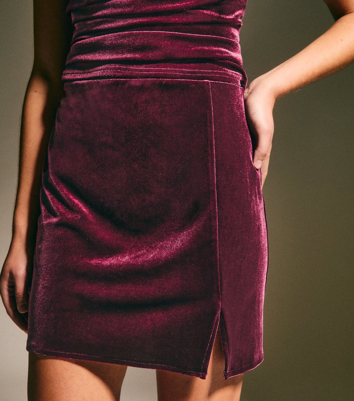 New Look Women's Dark Burgundy Velvet Split Hem Mini Skirt New Look - 2