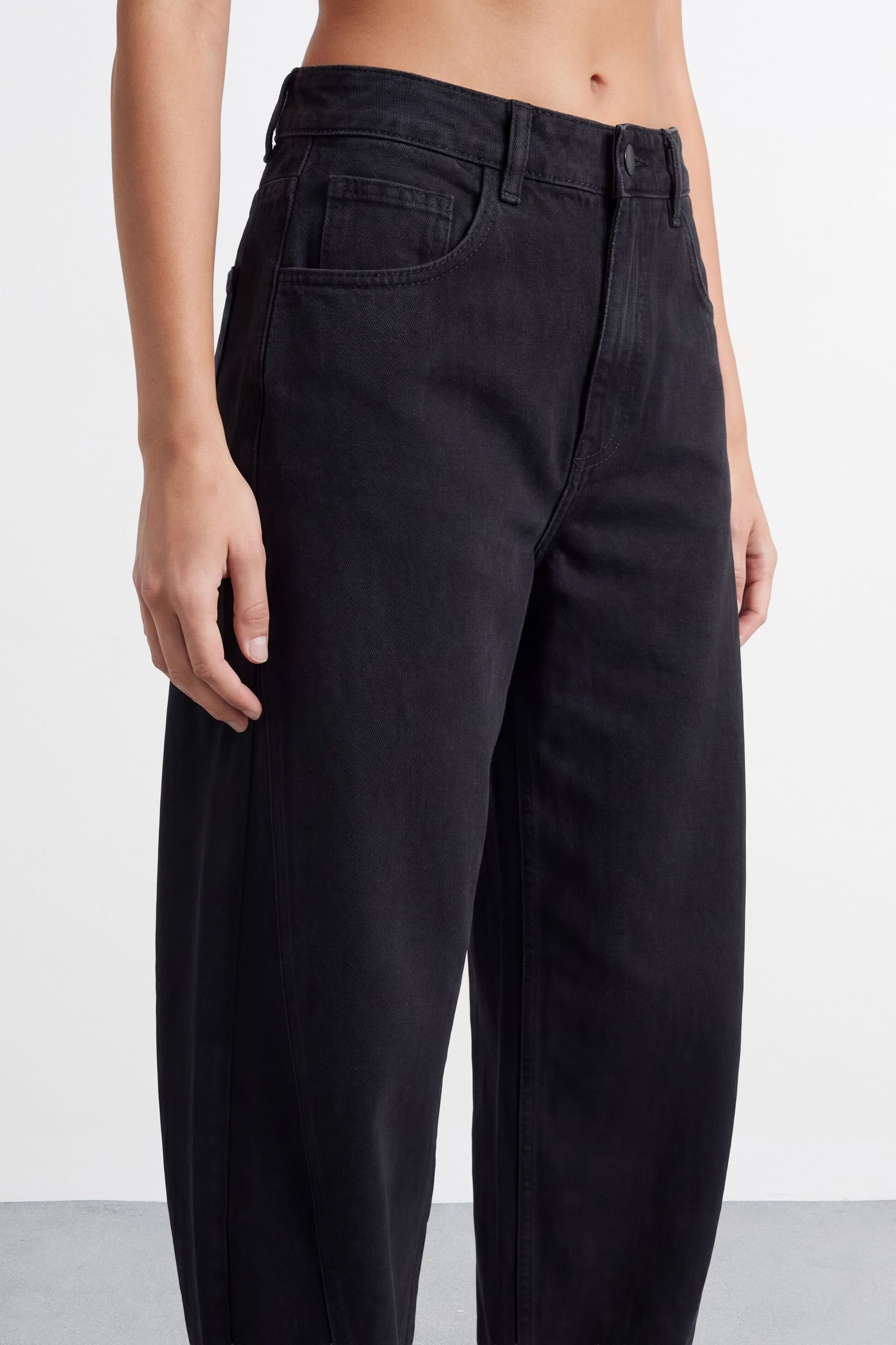 Warehouse Warehouse Women's Mid Rise Seam Detail Barrel Leg Jean in Washed Black - 4