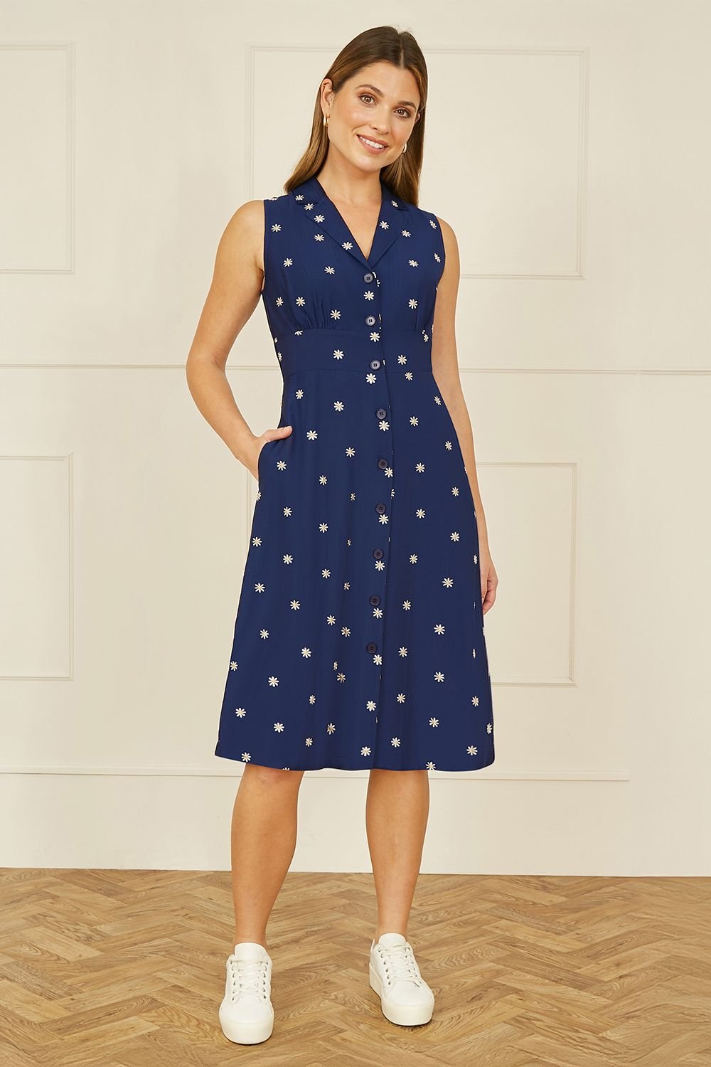 Yumi Yumi Women's Navy Daisy Print Sleeveless Shirt Dress - 3