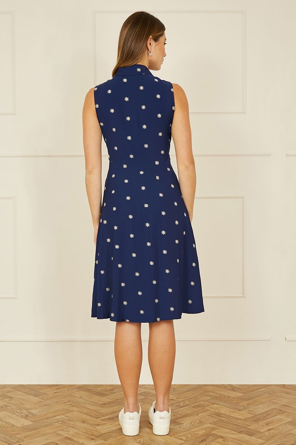 Yumi Yumi Women's Navy Daisy Print Sleeveless Shirt Dress - 4
