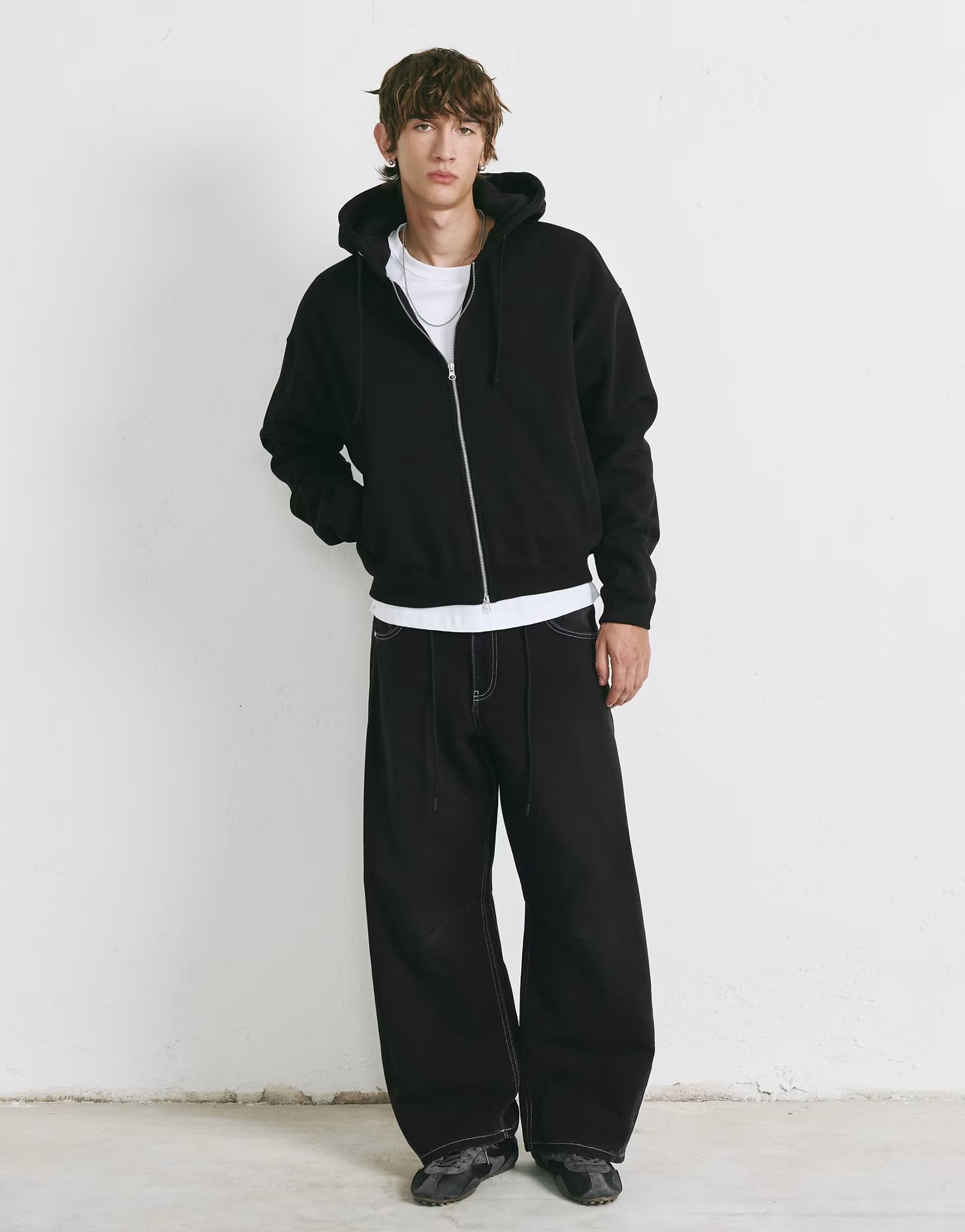 ASOS Pull&Bear Graphic barrel jeans in black