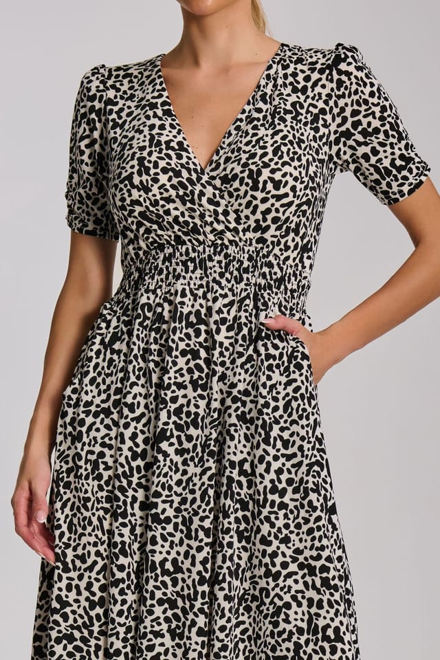Jolie Moi Jolie Moi Women's Short Sleeve Printed Jersey Midi Dress in White - 3