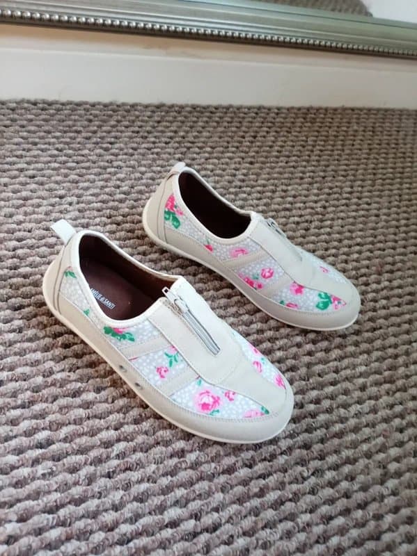Amelie Ladies size 6 pump trainer slip on flat Floral shoes new