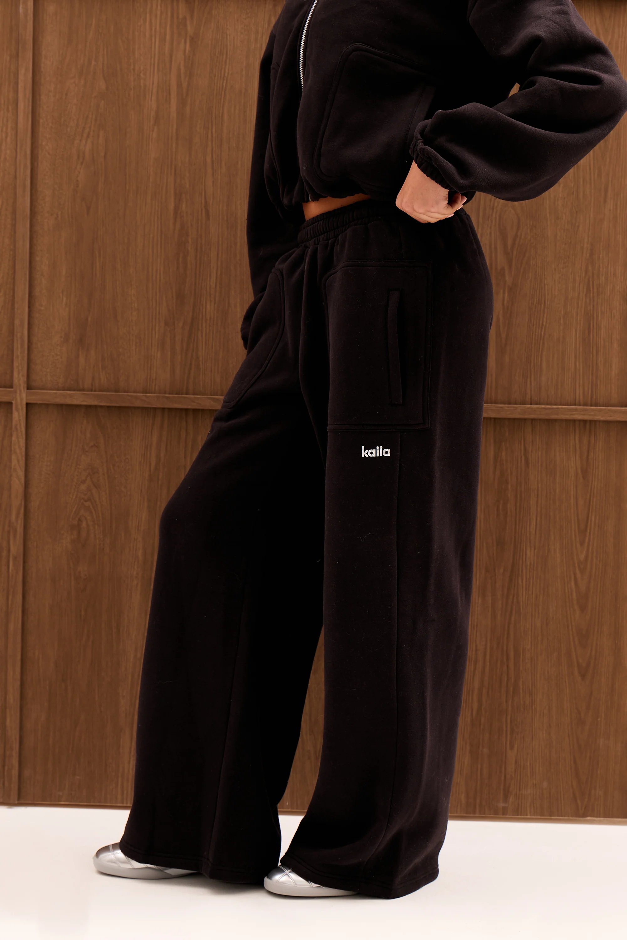 Kaiia Kaiia Chrome Logo Pocket Detail Mid Rise Wide Leg Joggers Black - 2