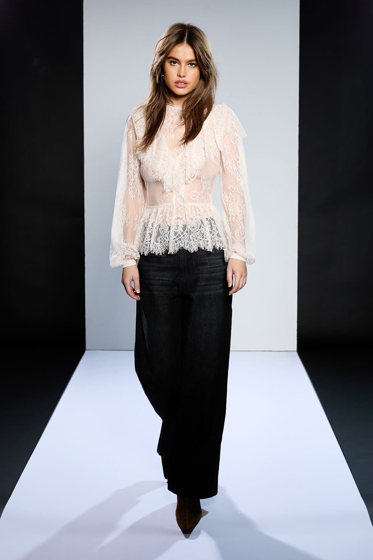 RUNWAY 1.8.1.8 RUNWAY 1.8.1.8 Women's Mid Wash Denim Jean in Black