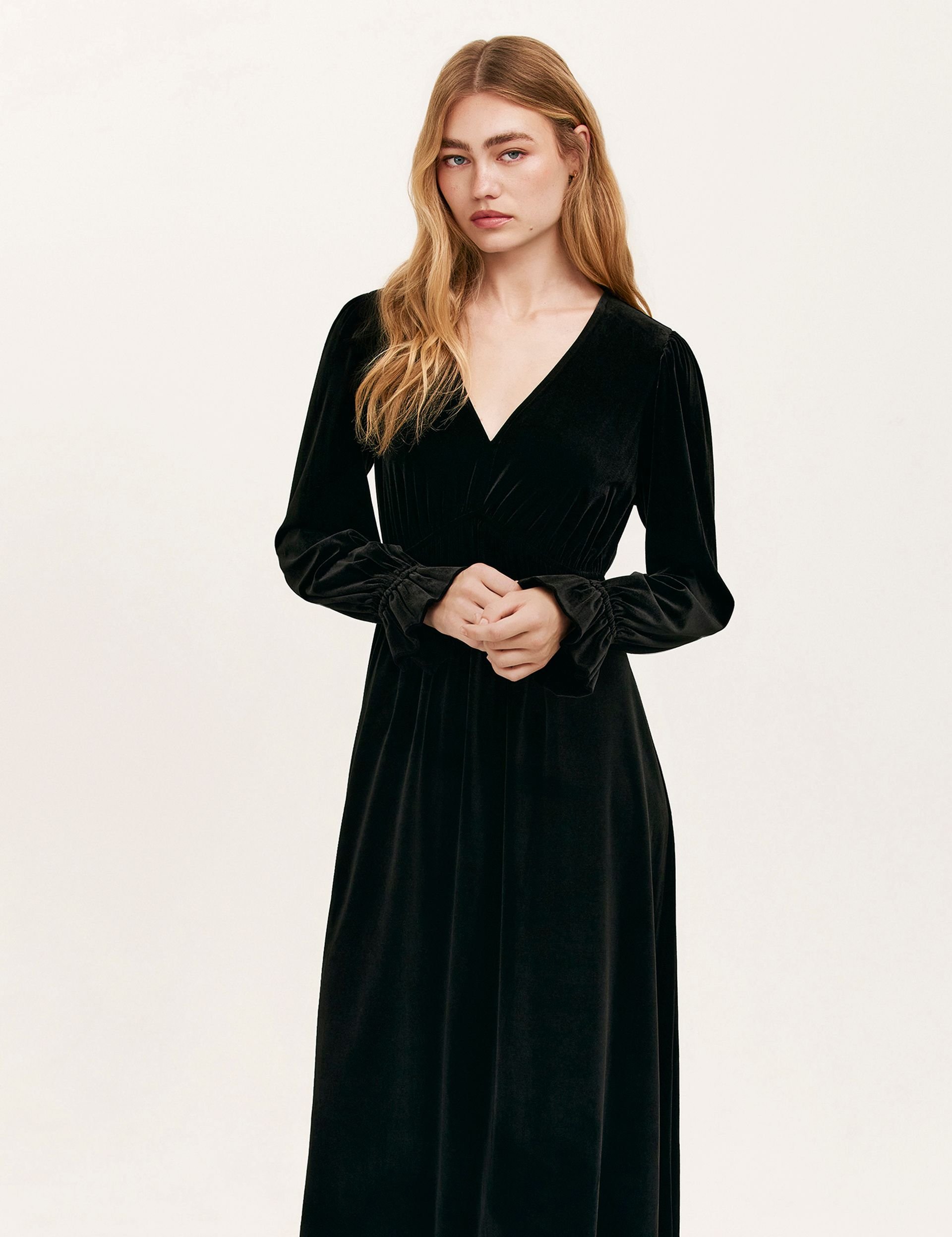 Finery London Finery London Women's Laila Velvet V Neck Midi Waisted Dress in Black - 2