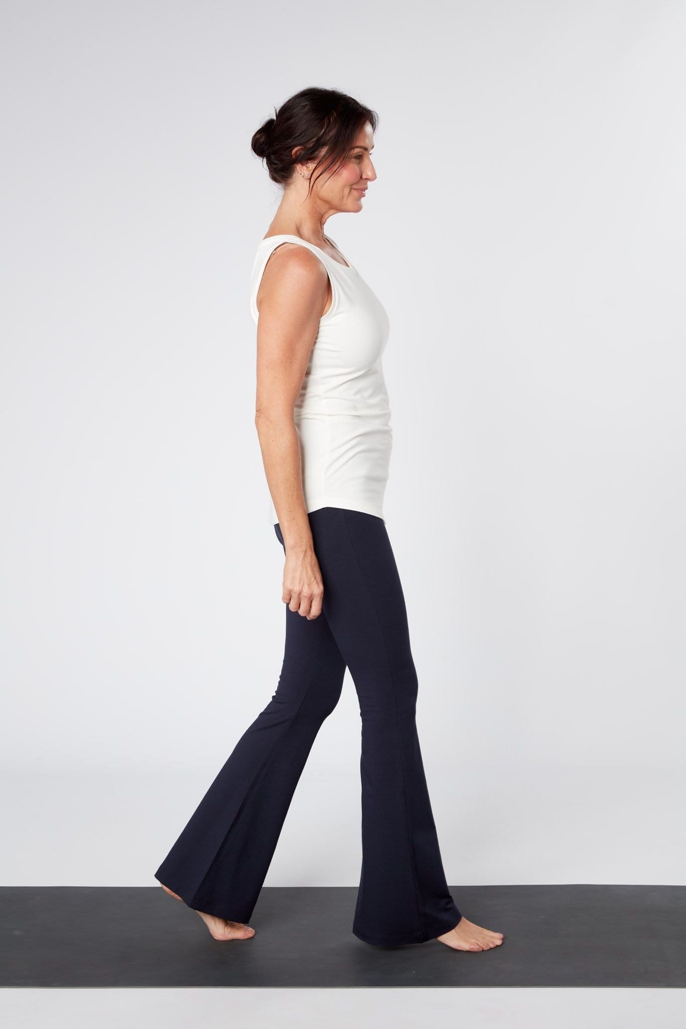 Asquith London Asquith London Women's Crossed Waist Flare Pants in Navy - 4