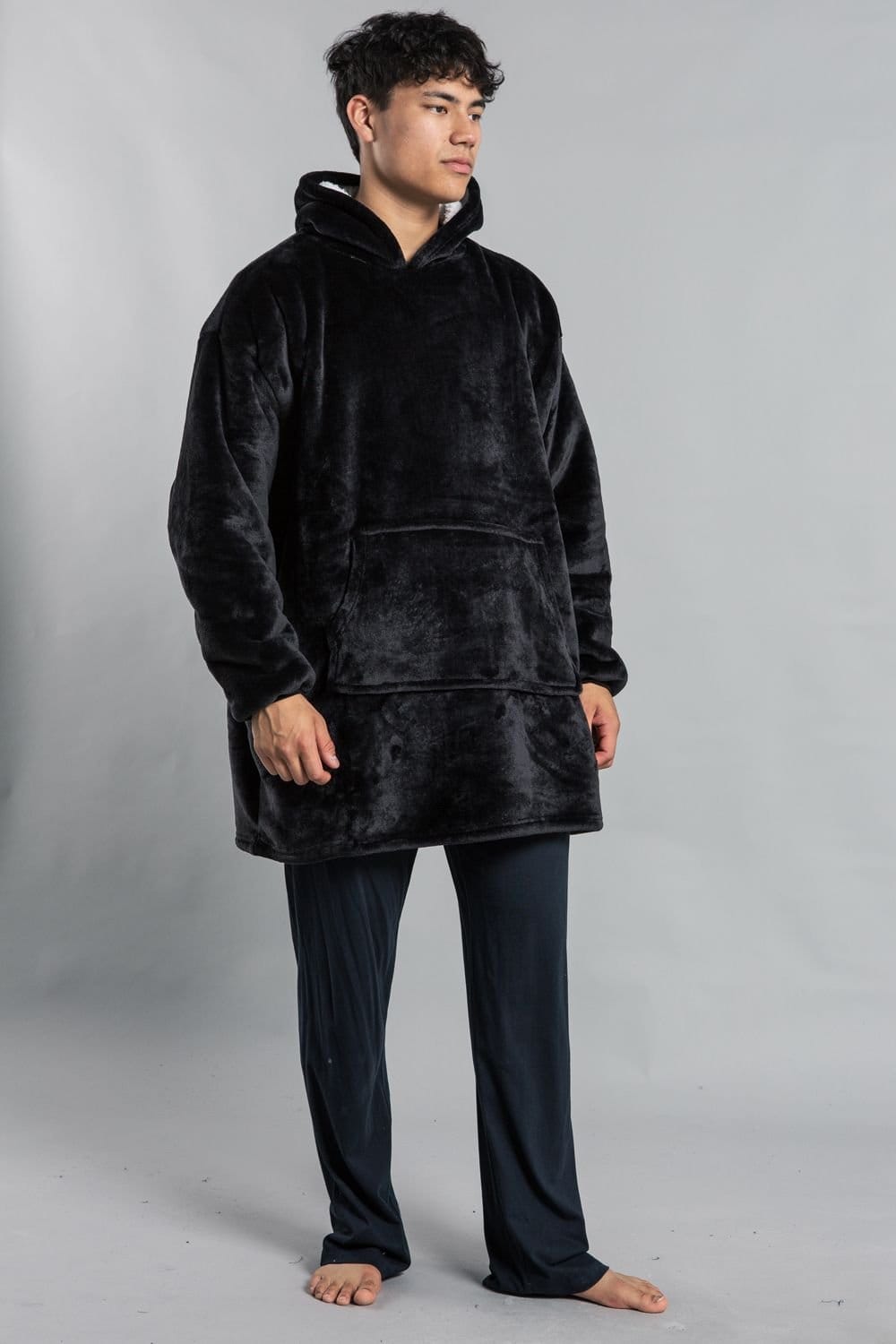 Tokyo Laundry Tokyo Laundry Men's Hooded Blanket with Kangaroo Pocket in Black - 4