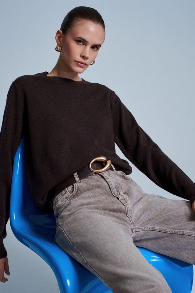 Dilvin Dilvin Women's Cashmere Ribbed Crew Neck Sweater in Chocolate - 3