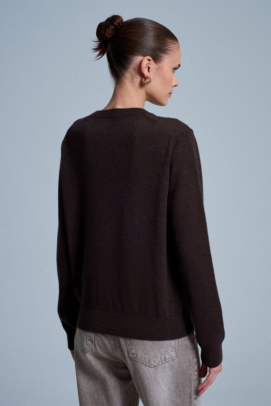Dilvin Dilvin Women's Cashmere Ribbed Crew Neck Sweater in Chocolate - 4