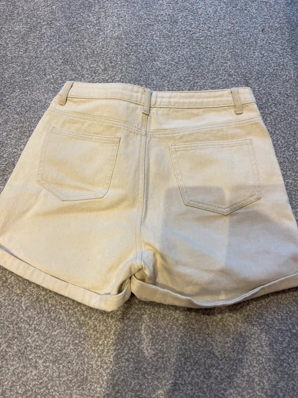 Boohoo Boohoo women cream shorts size uk 10
