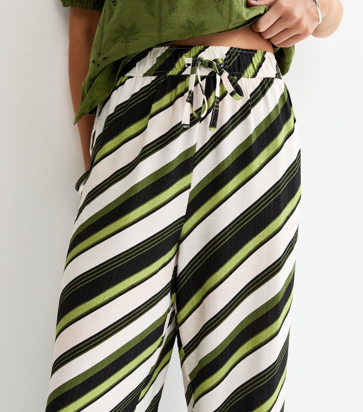 New Look Women's Green Diagonal Stripe Wide Leg Trousers New Look - 2