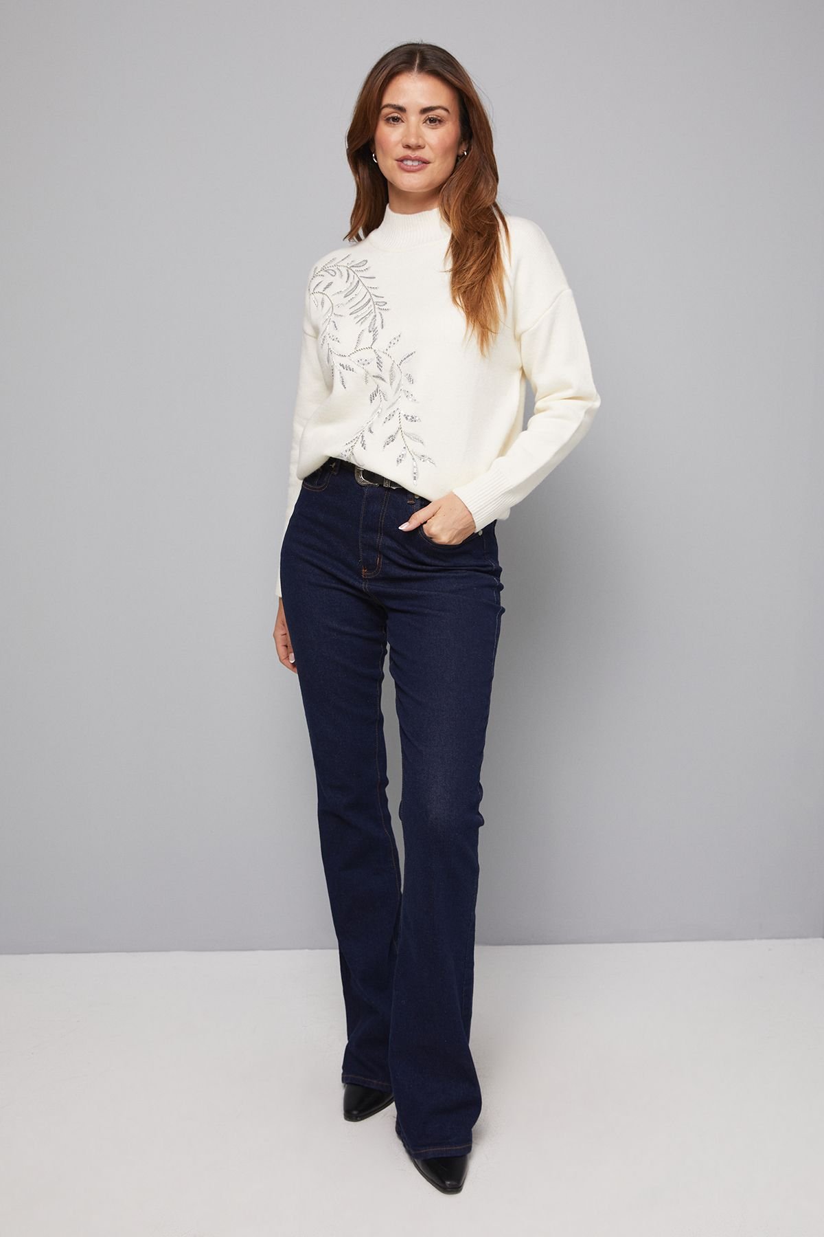 Wallis Wallis Women's Leaf Pattern Embellished Crew Neck Jumper in Ivory - 4