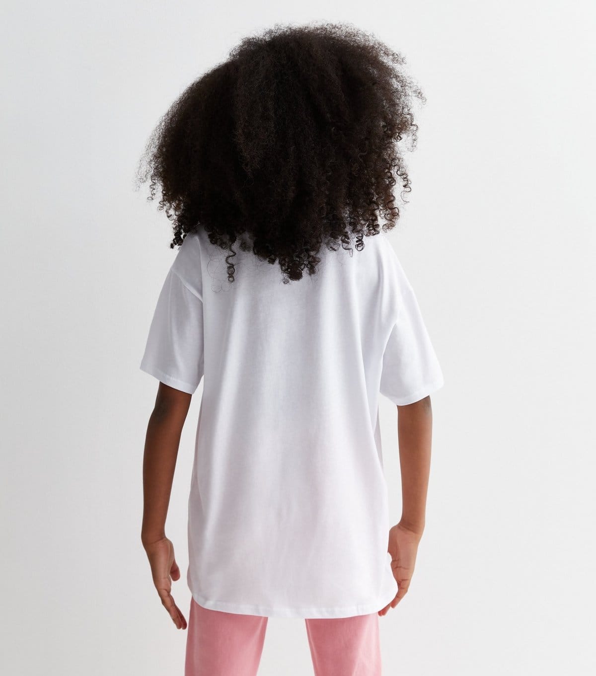 New Look Girls' White Cotton Barbie Logo Long Oversized T-Shirt New Look - 4