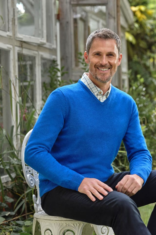 WoolOvers WoolOvers Men's Mens Cashmere & Merino Classic V Neck Knitted Jumper in Bright Blue - 2