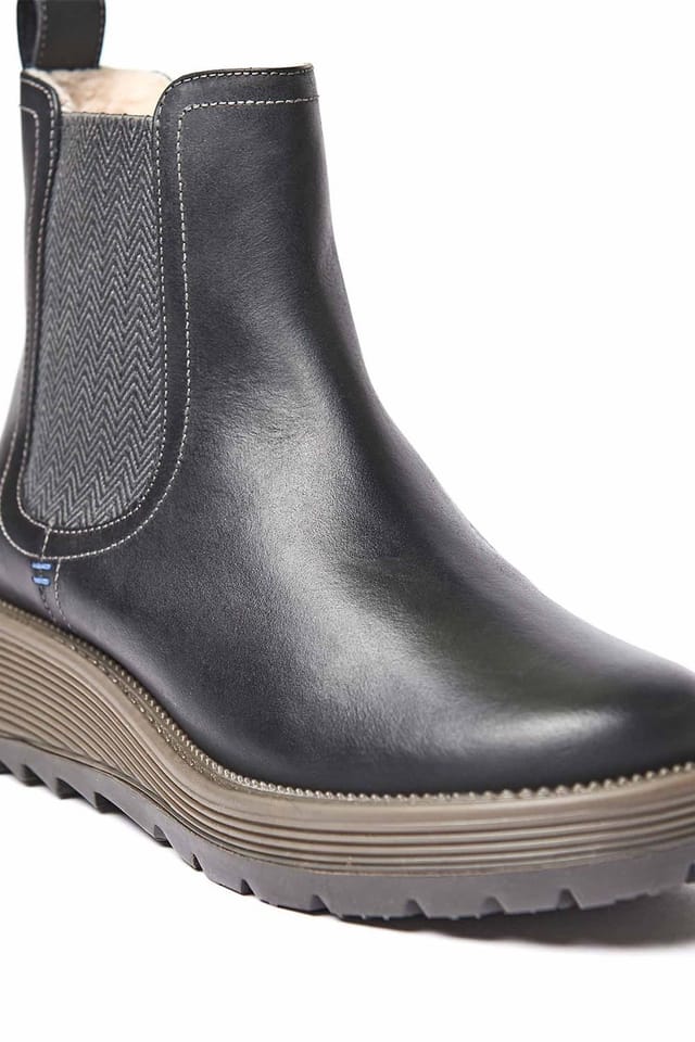 Moshulu Moshulu Women's 'Kos' Chunky Sole Leather Ankle Boot in Black - 3