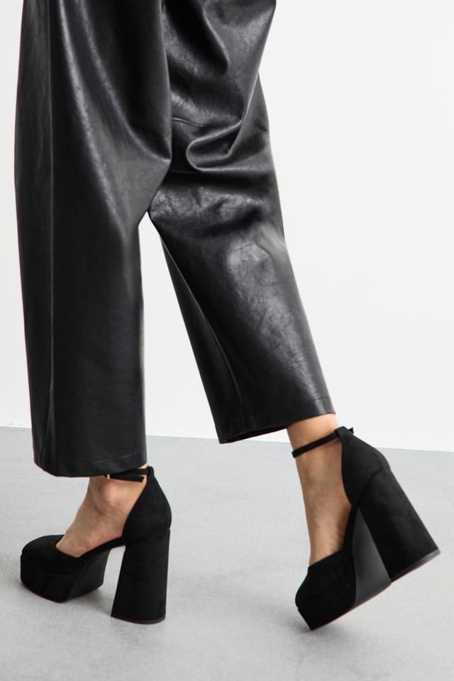 Faith Faith Women's : Cadence Faux Suede Closed Toe Chunky Platform Heeled Shoes in Natural Black - 3