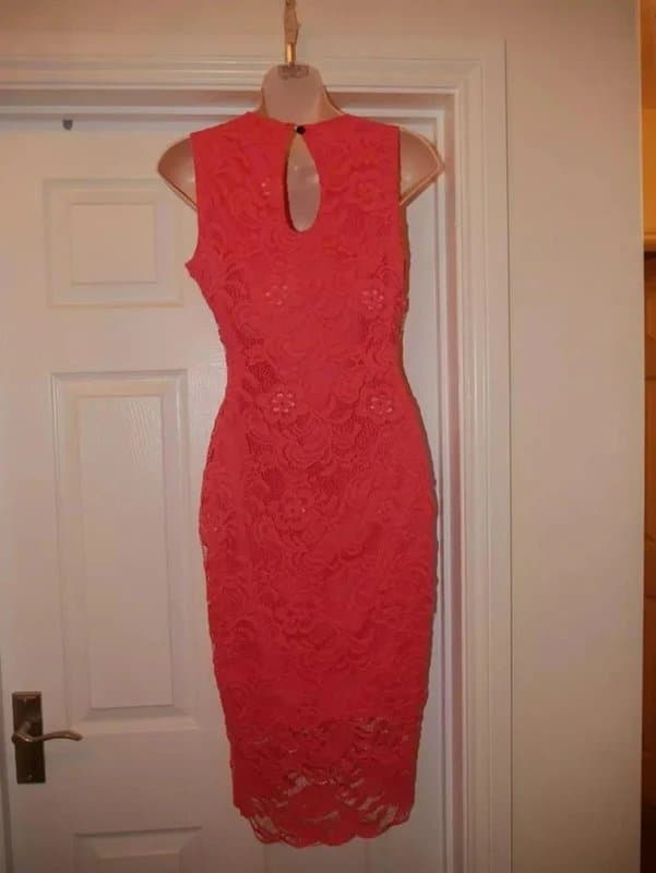 Missi Coral Pink Dress Size 12 Ladies Lace Crocheted Appearance Wiggle Designer Missi
