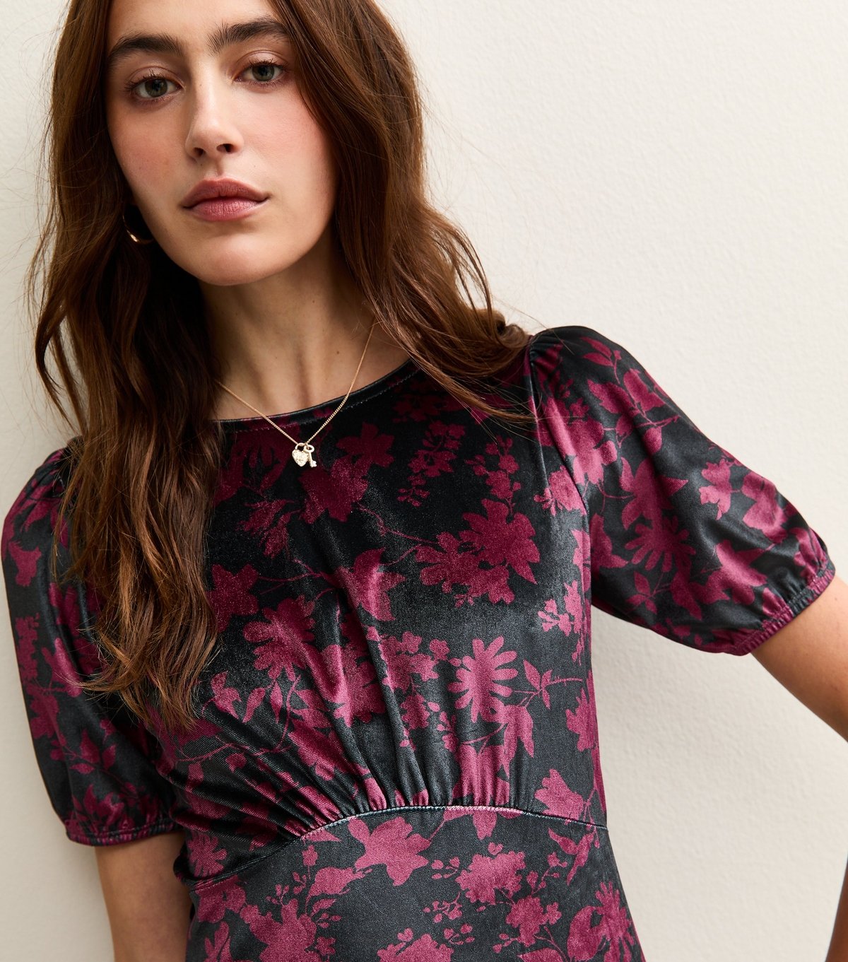 New Look Women's Black Floral Print Velvet Midi Dress New Look - 2