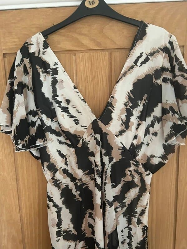 Boohoo Women’s Maxidress size 16. Brown Abstract chiffon angel sleeve