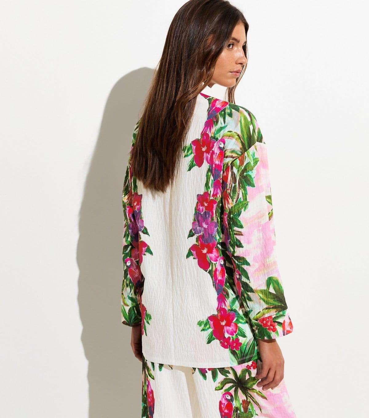 New Look Women's White Crinkle Texture Oversized Parrot Print Beach Shirt New Look - 4