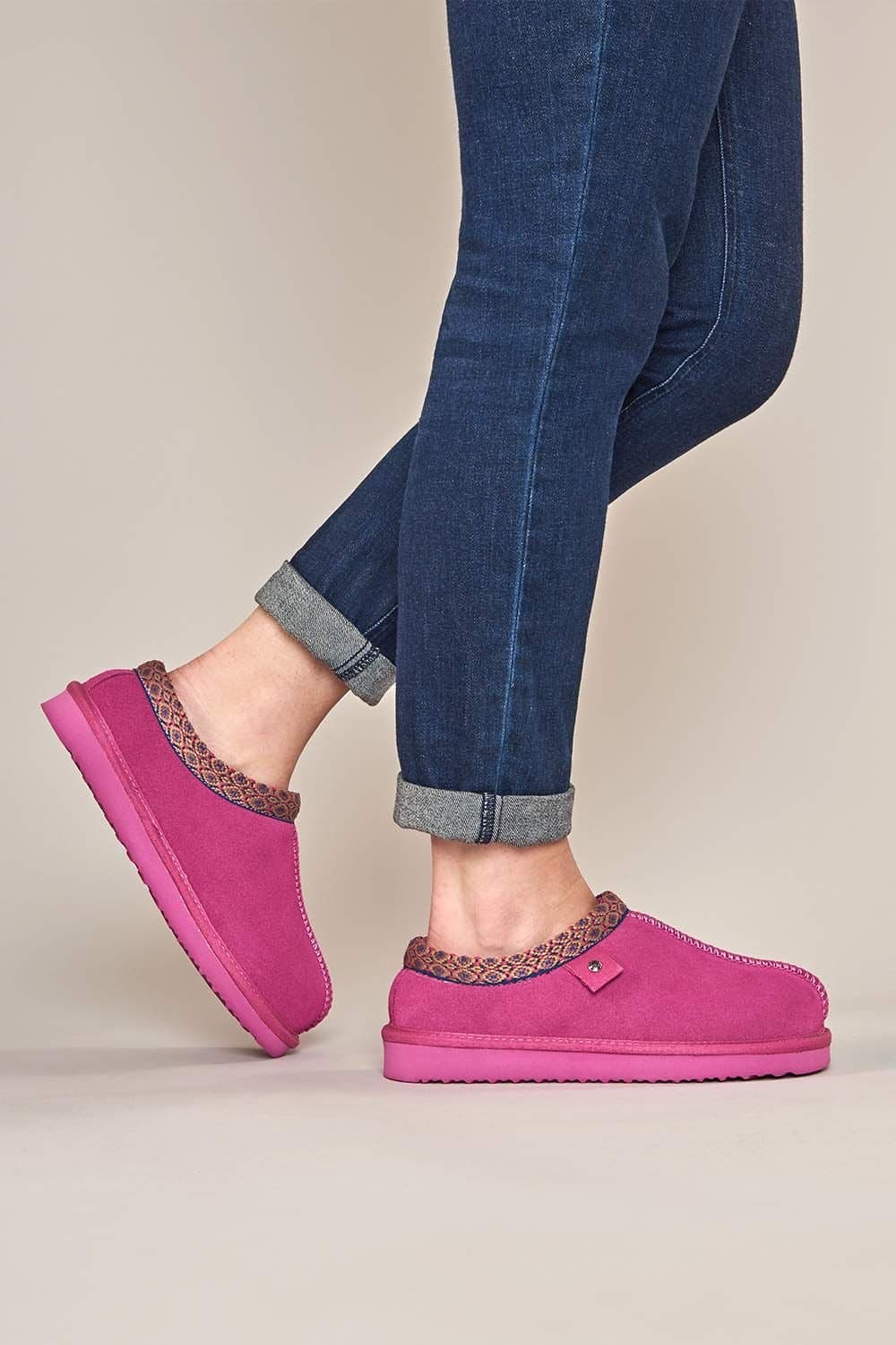 Moshulu Moshulu Women's 'Kimoto 2' Scandi Style Sheepskin Slippers in Fuchsia