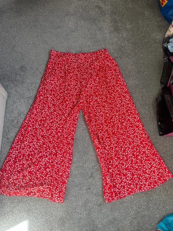 New Look Ladies short style trousers