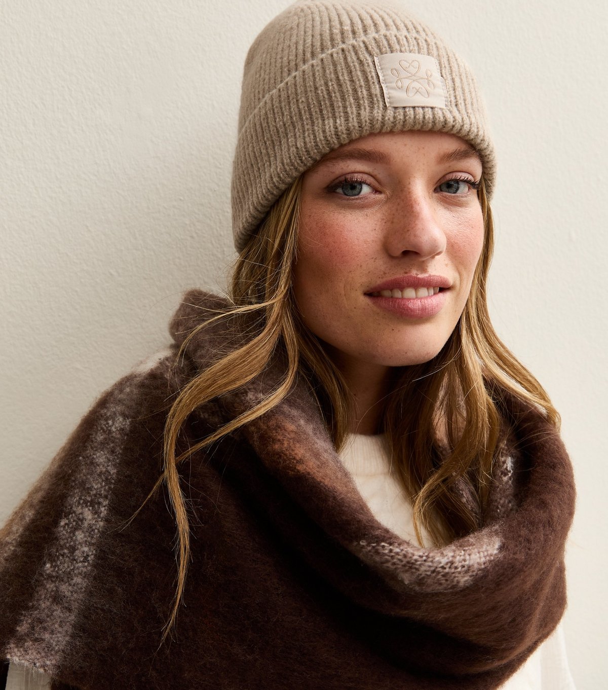 New Look Oatmeal Ribbed Logo Tab Beanie New Look - 2