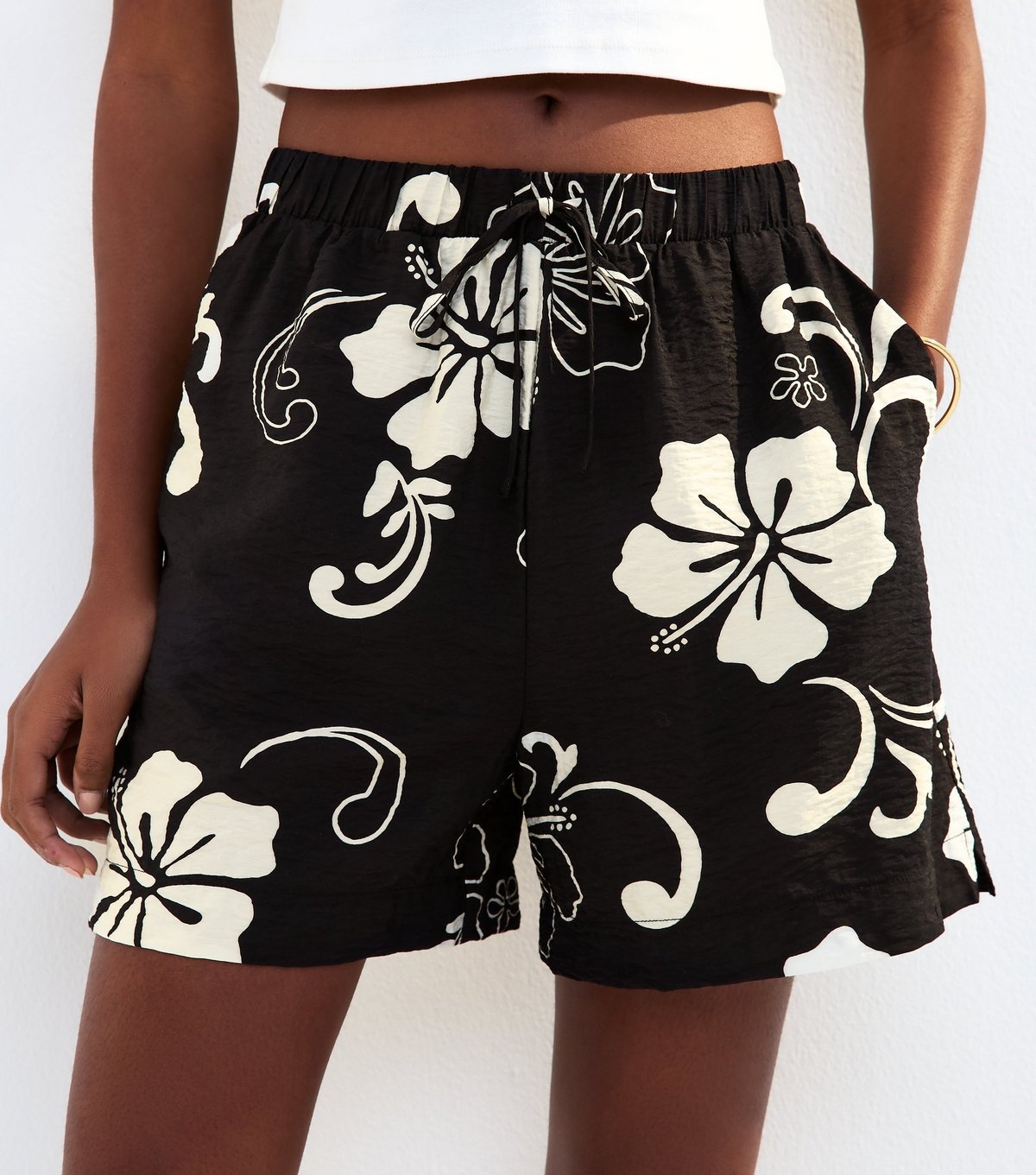 New Look Women's Black Hibiscus Print Crinkle Texture Shorts New Look - 2