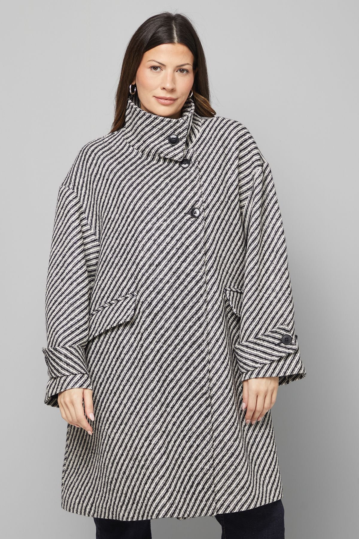 Wallis Wallis Women's Short Funnel Neck Twill Coat in Mono - 4