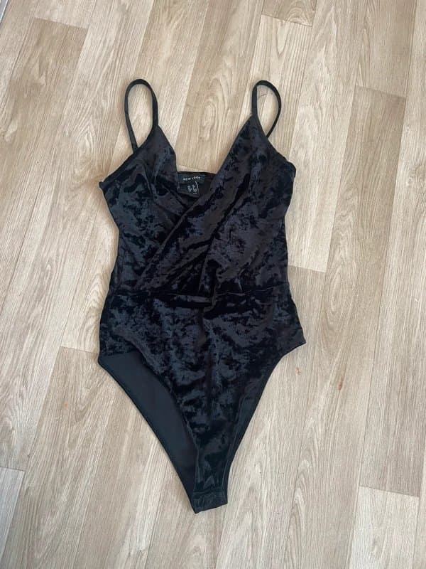 New Look New Look- crushed black velvet body suit