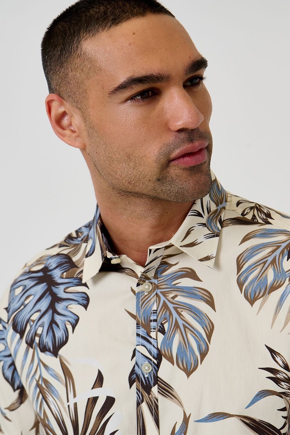 Threadbare Threadbare Men's Leaf Print Cotton Short Sleeve Shirt in Ecru - 4