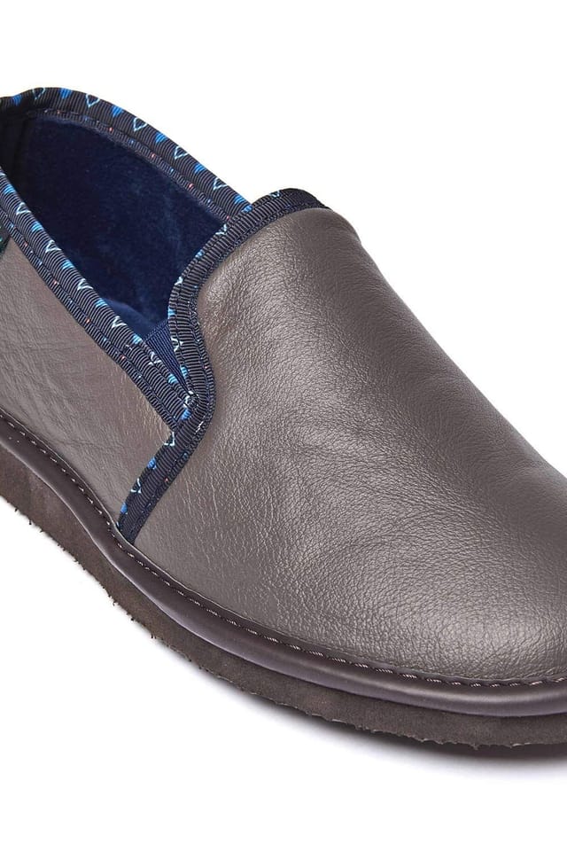 Moshulu Moshulu Men's 'Nepal 4' Men's Classic Leather Slippers in Light Brown - 2