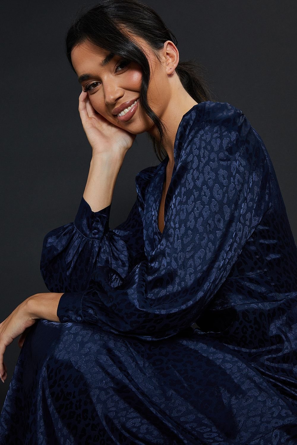 Dorothy Perkins Dorothy Perkins Women's Satin Animal Jacquard Empire Long Sleeve Midi Dress in Navy - 4