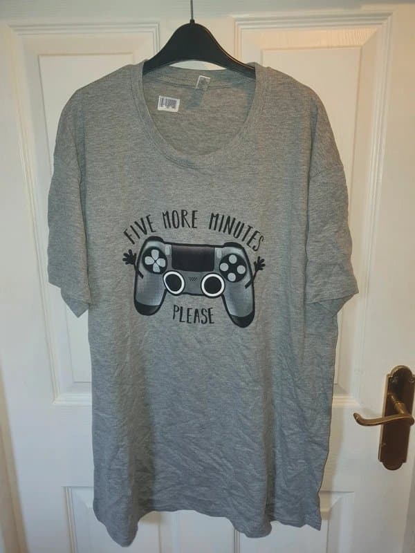 Source Unknown BNWT grey t shirt with design. Size XL