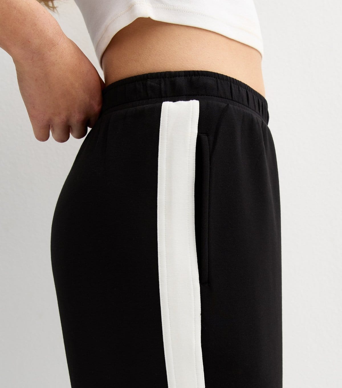 New Look Women's Premium Black Side Stripe Wide Leg Joggers New Look - 2