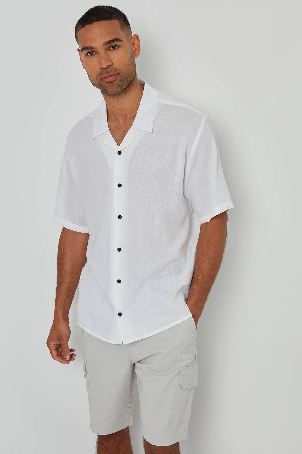 Threadbare Threadbare Men's 'Kylian' Linen Blend Revere Collar Short Sleeve Shirt in White - 2