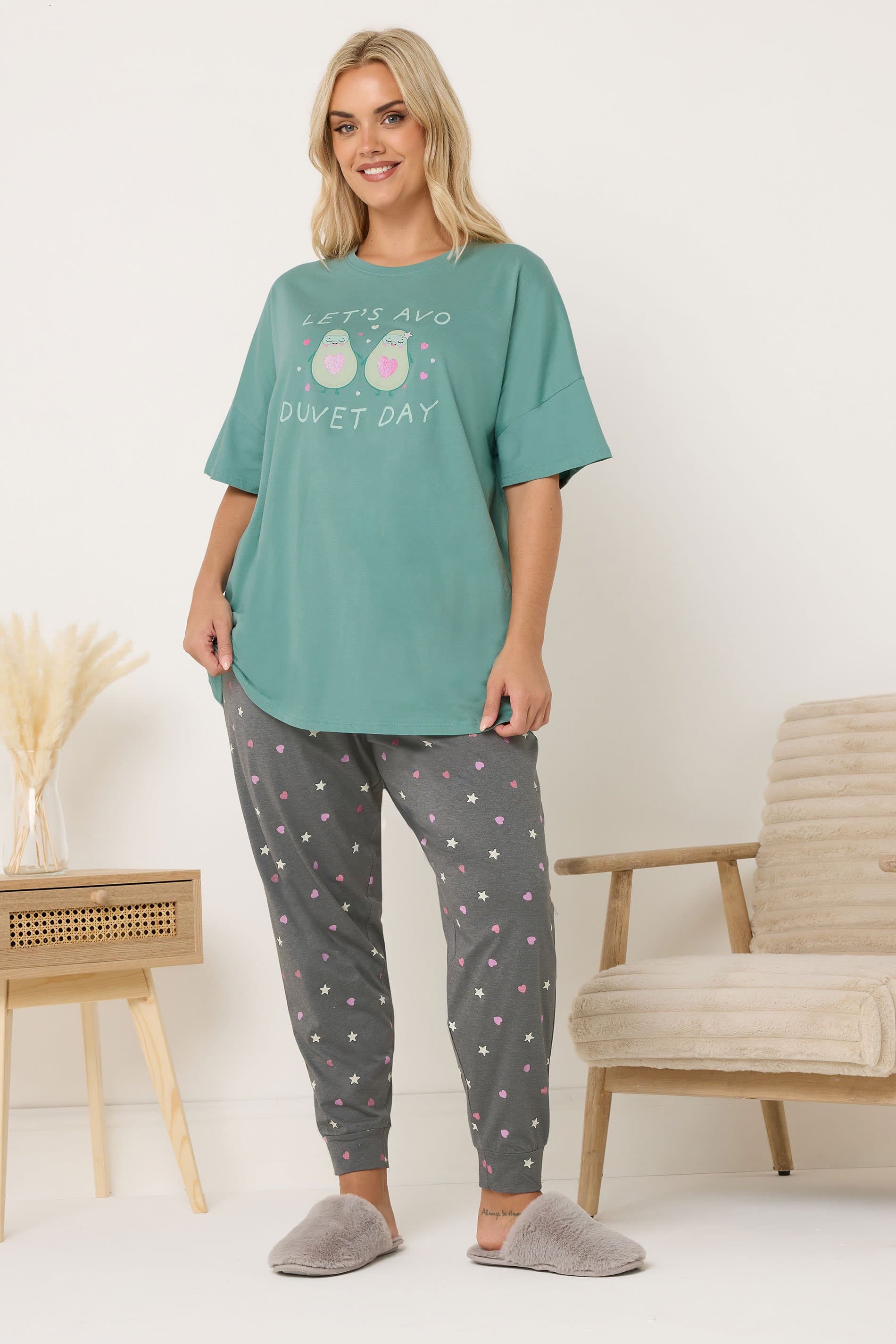Yours Plus Size Green 'Lets Avo A Duvet Day' Cuffed Pyjama Set