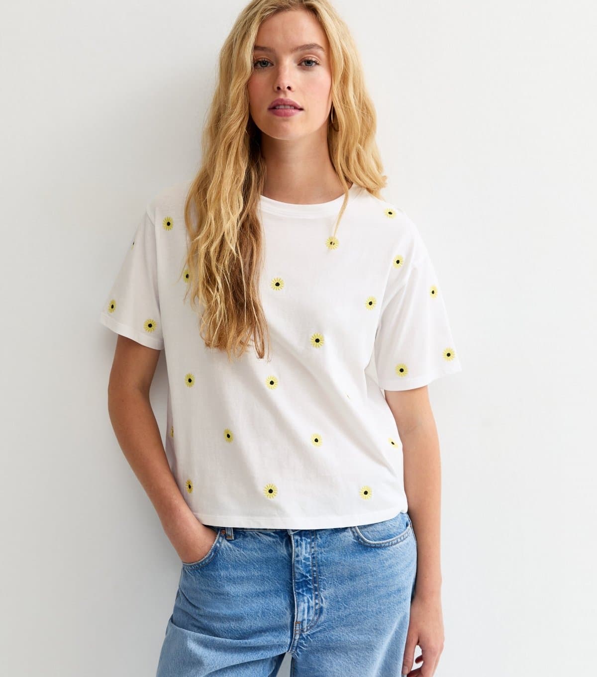 New Look Women's White Cotton Boxy Daisy Embroidered T-Shirt New Look