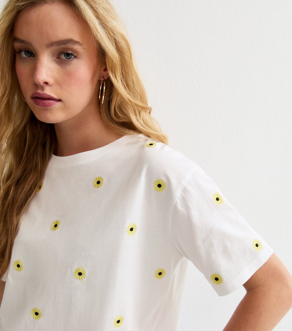 New Look Women's White Cotton Boxy Daisy Embroidered T-Shirt New Look - 2