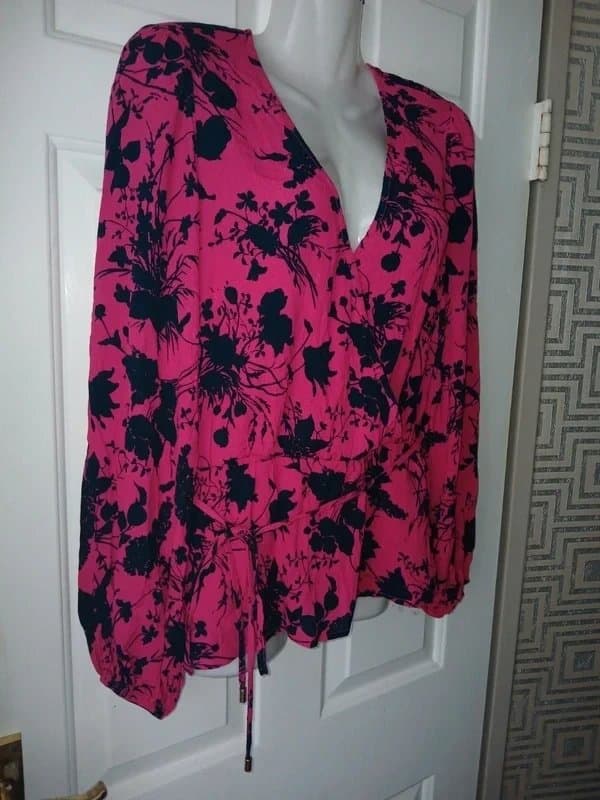 Lipsy BNWT Gorgeous Lipsy Long Sleeve Floral Wrap Top Size 12.