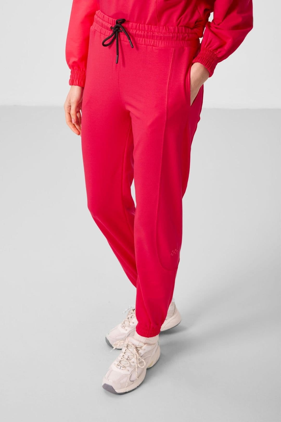 Tommy Life Tommy Life Women's Oversized Fleece Sweatshirt & Pants Set in Bright Pink - 4