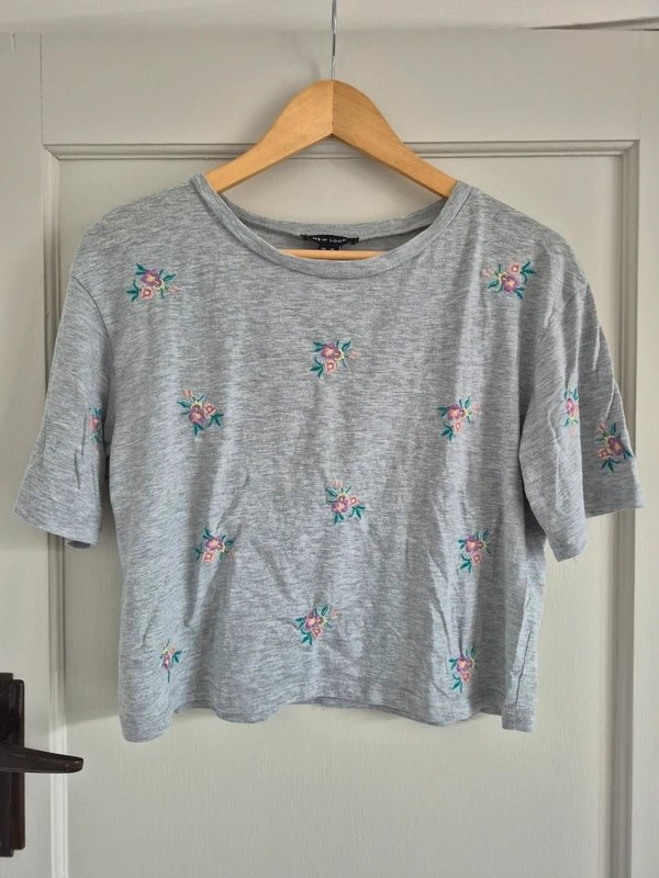 New Look Grey cropped t shirt with floral embroidery - 1