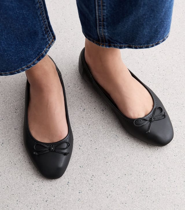 New Look Women's Wide Fit Black Leather-Look Ballerina Pumps New Look - 2