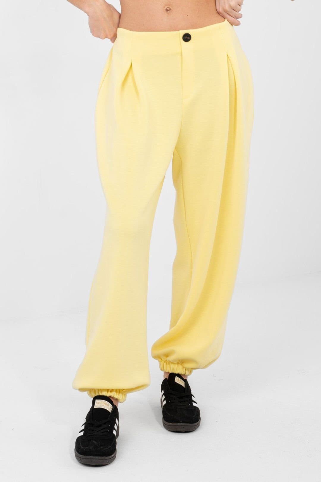 Love Lace Love Lace Women's Pleated Jogger Sweatpants in Yellow